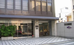 1階：正面玄関